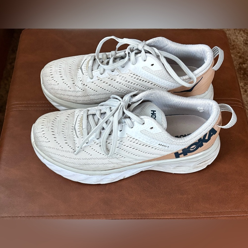 Hoka One One Arahi 4 Tan and White Women’s Running Shoes size 8